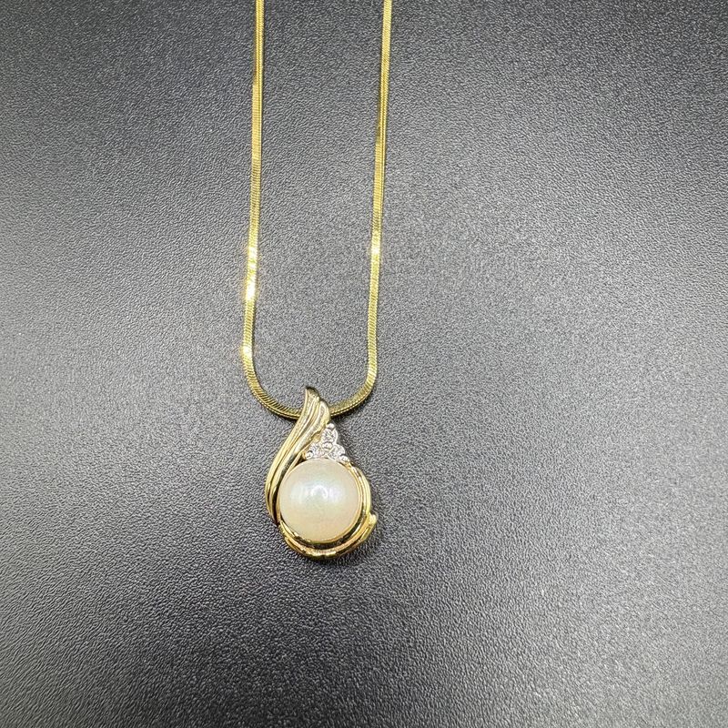 14K  PEARL AND DIAMOND PENDANT AND CHAIN18&quot;