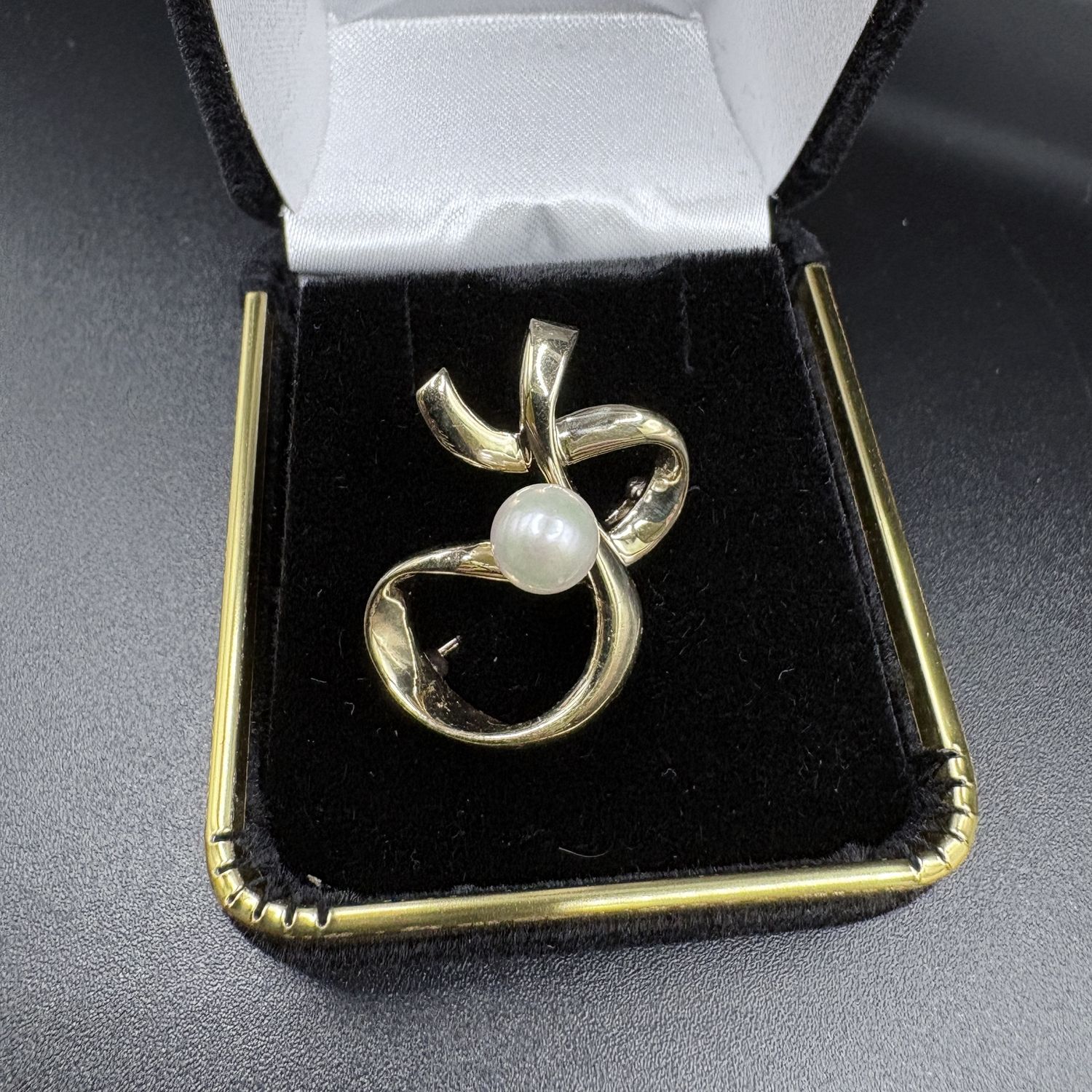 14k 6mm pearl, flowing ribbon design brooch,  4.1 grams