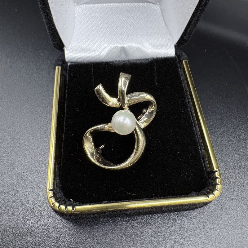 14k 6mm pearl, flowing ribbon design brooch,  4.1 grams