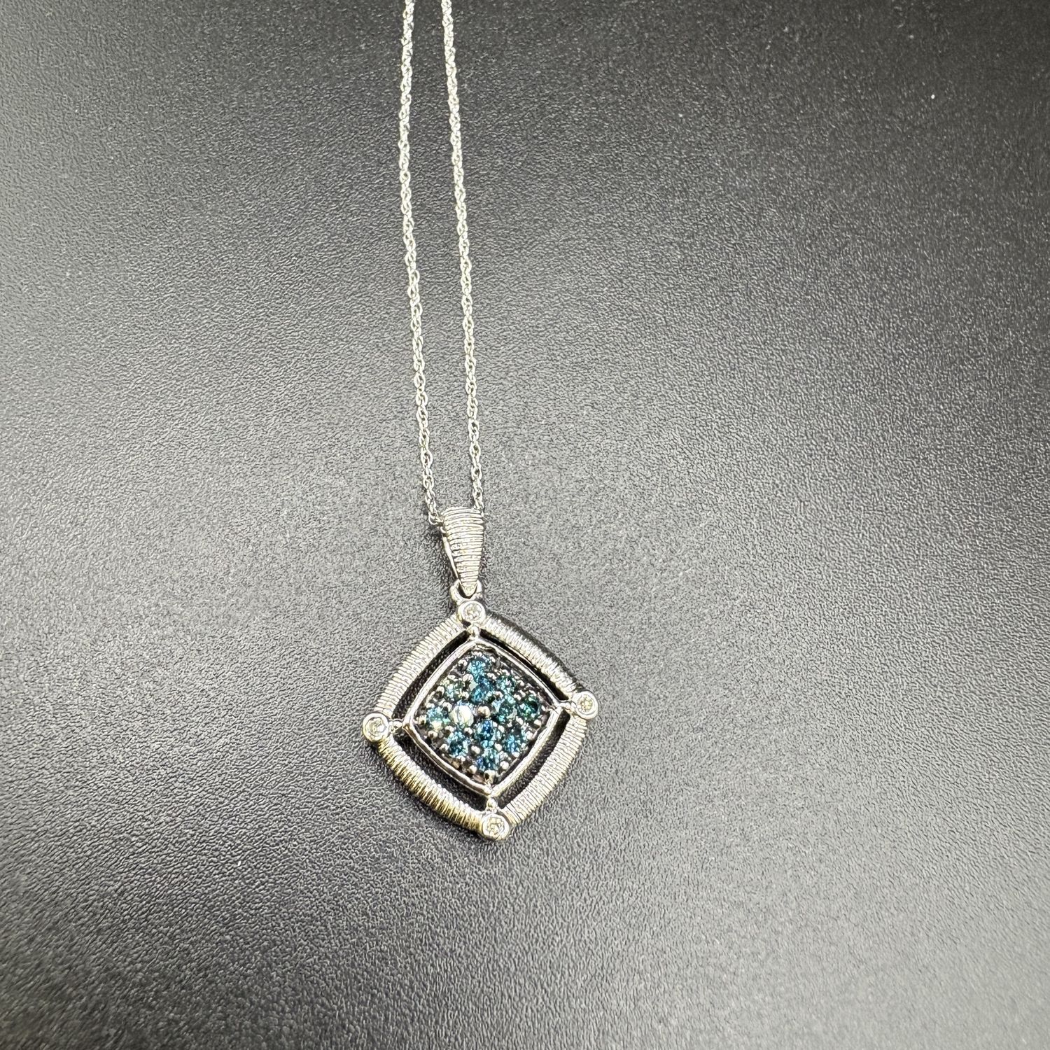 10KW APPROX 0.30 CT BLUE / WHITE DIAMOND PENDANT, 20 INCH CHAIN, 2 GRAMS
