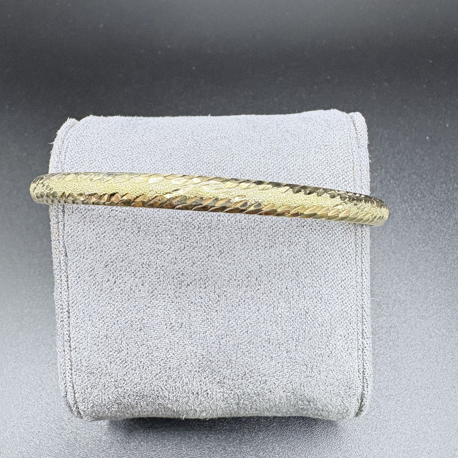 14K DIAMOND CUT BANGLE 4.73MM WIDE, 8.5 IN DIAMETER, 6.5G