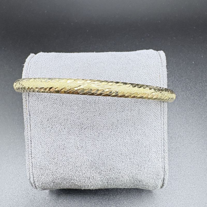 14K DIAMOND CUT BANGLE 4.73MM WIDE, 8.5 IN DIAMETER, 6.5G