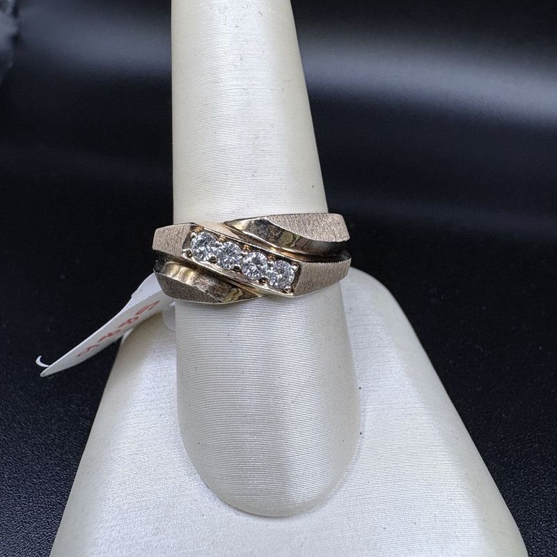 14K MENS&#39; 3 DIA BRUSHED BAND, SIZE 8,  4.9 GRAMS