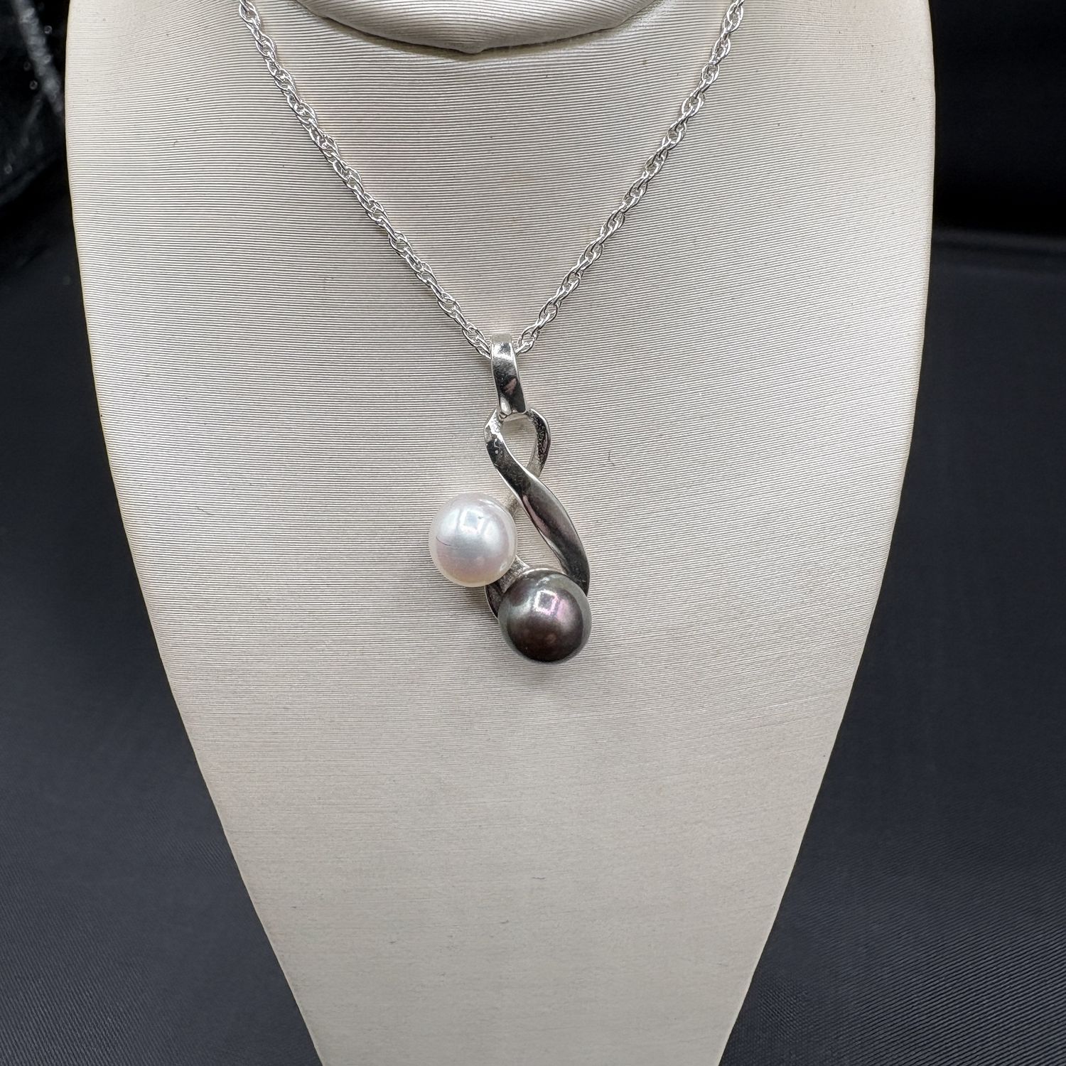 STERLING SILVER BLACK/WHITE PEARL PENDANT WITH 18" CHAIN