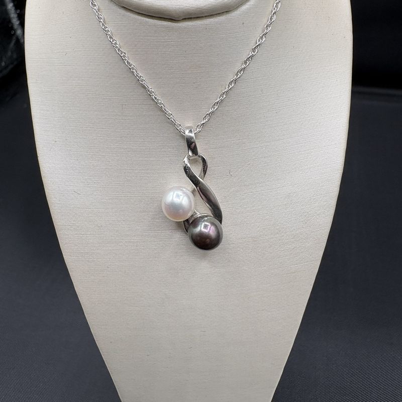 STERLING SILVER BLACK/WHITE PEARL PENDANT WITH 18" CHAIN