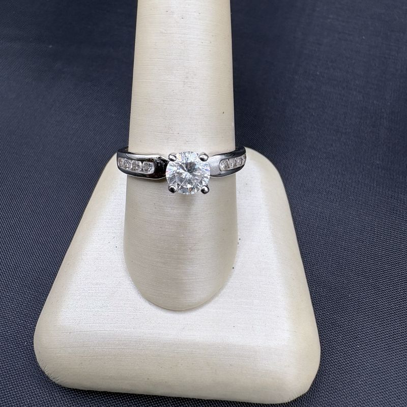 STERLING SILVER CZ RING SIZE 8