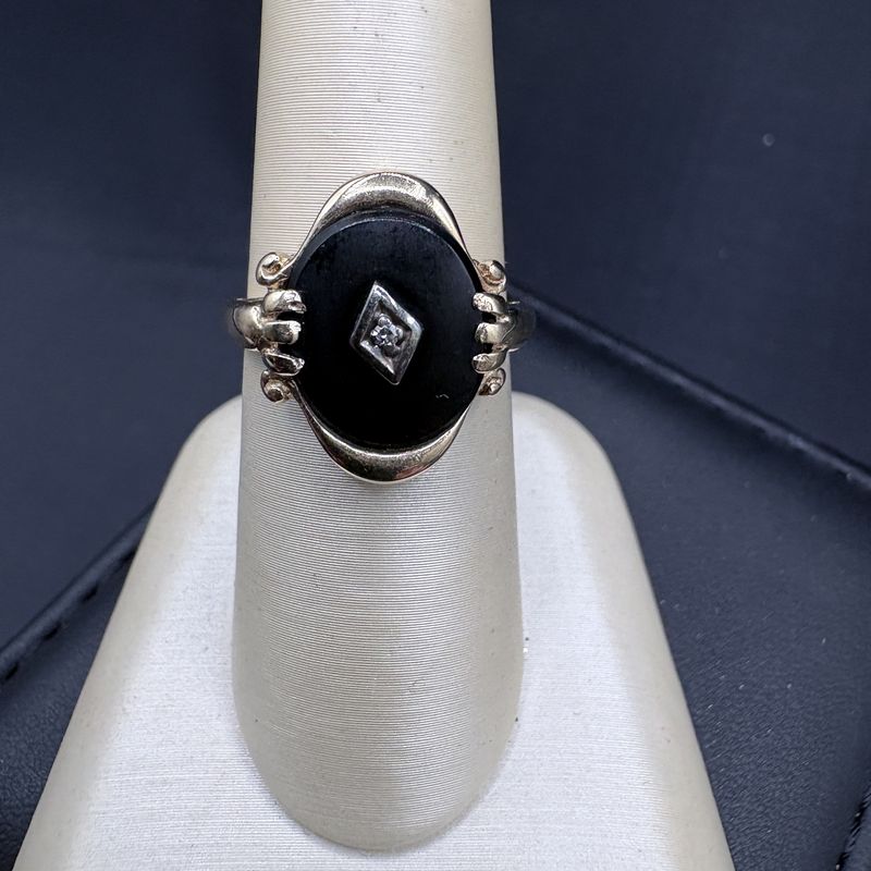 10K OVAL ONYX WITH DIAMOND INLAY, HELD WITH SCROLL DECORATIVE 3/4 I NCH WIDE, 6.5, 3