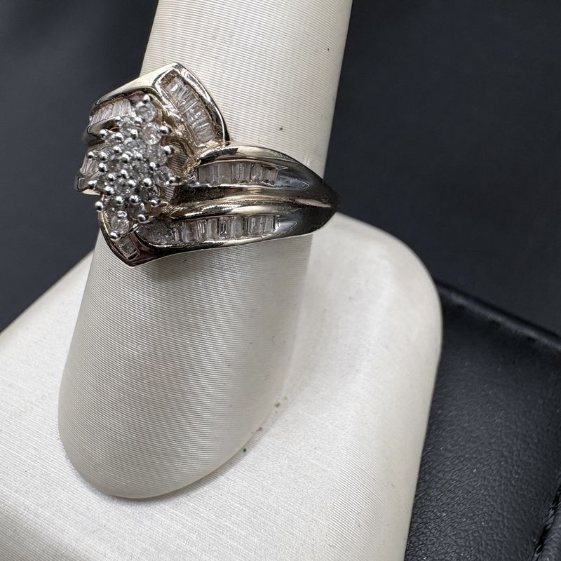 10K DIAMOND COCKTAIL RING, 2 ROW BYPASSBAGUETTES AND ROUND DIA, APPROX 3/4CTW, SIZE 7, 3.7GRAMS