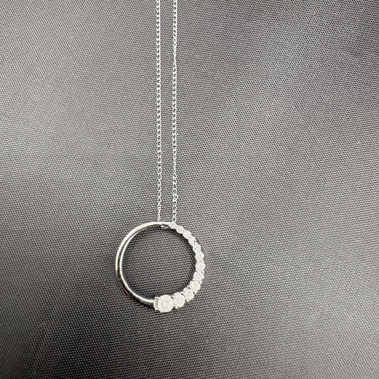 10K WHITE GOLD DIAMOND CIRCLE PENDANT WITH  18"CHAIN