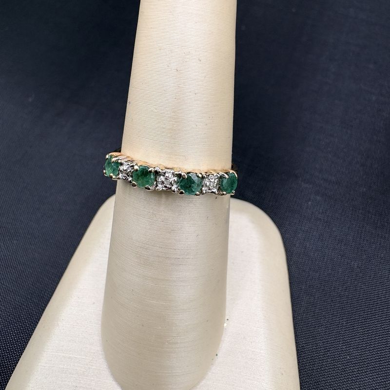 10K  DIAMOND AND EMERALD BAND