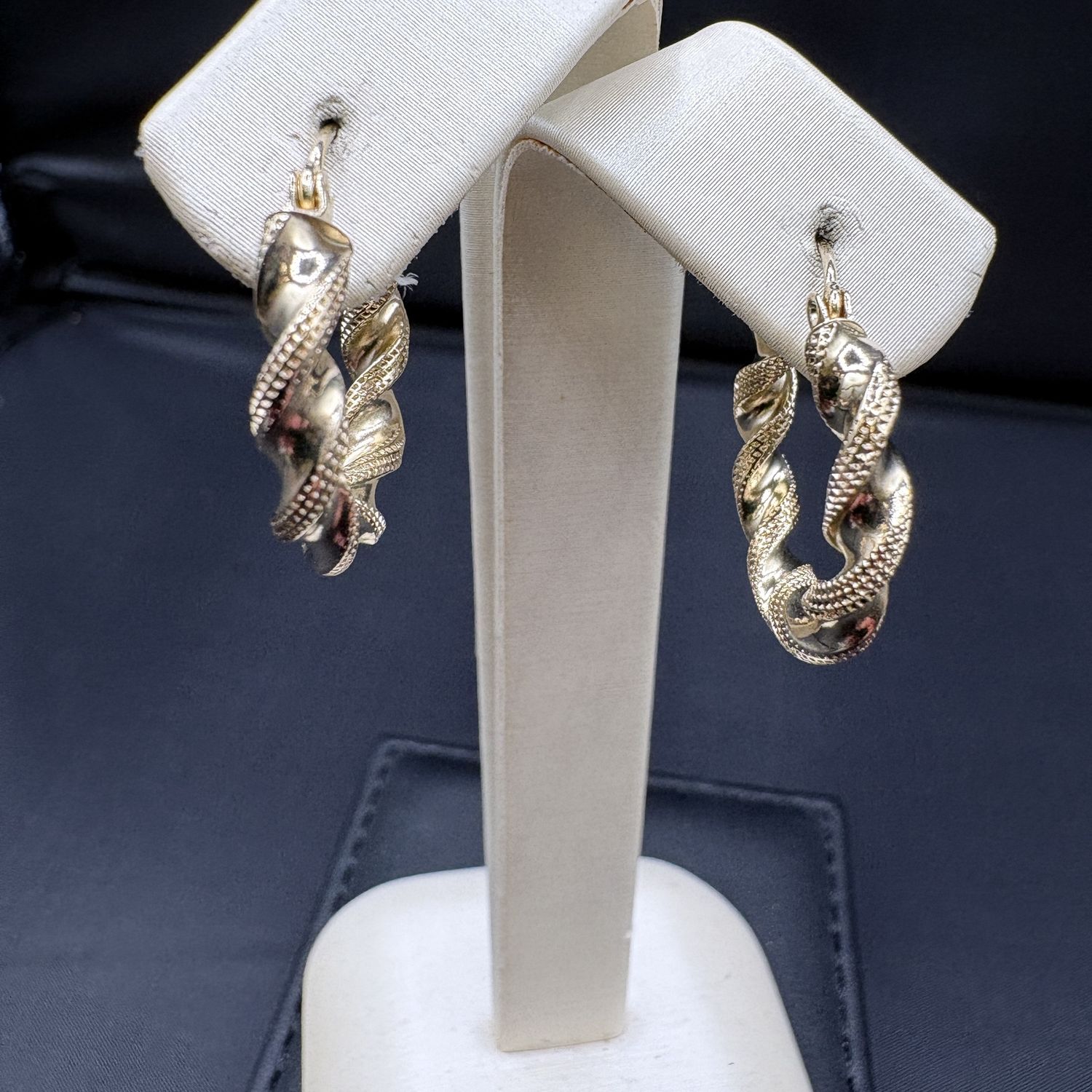 10K  TWISTED HOOP EARRING