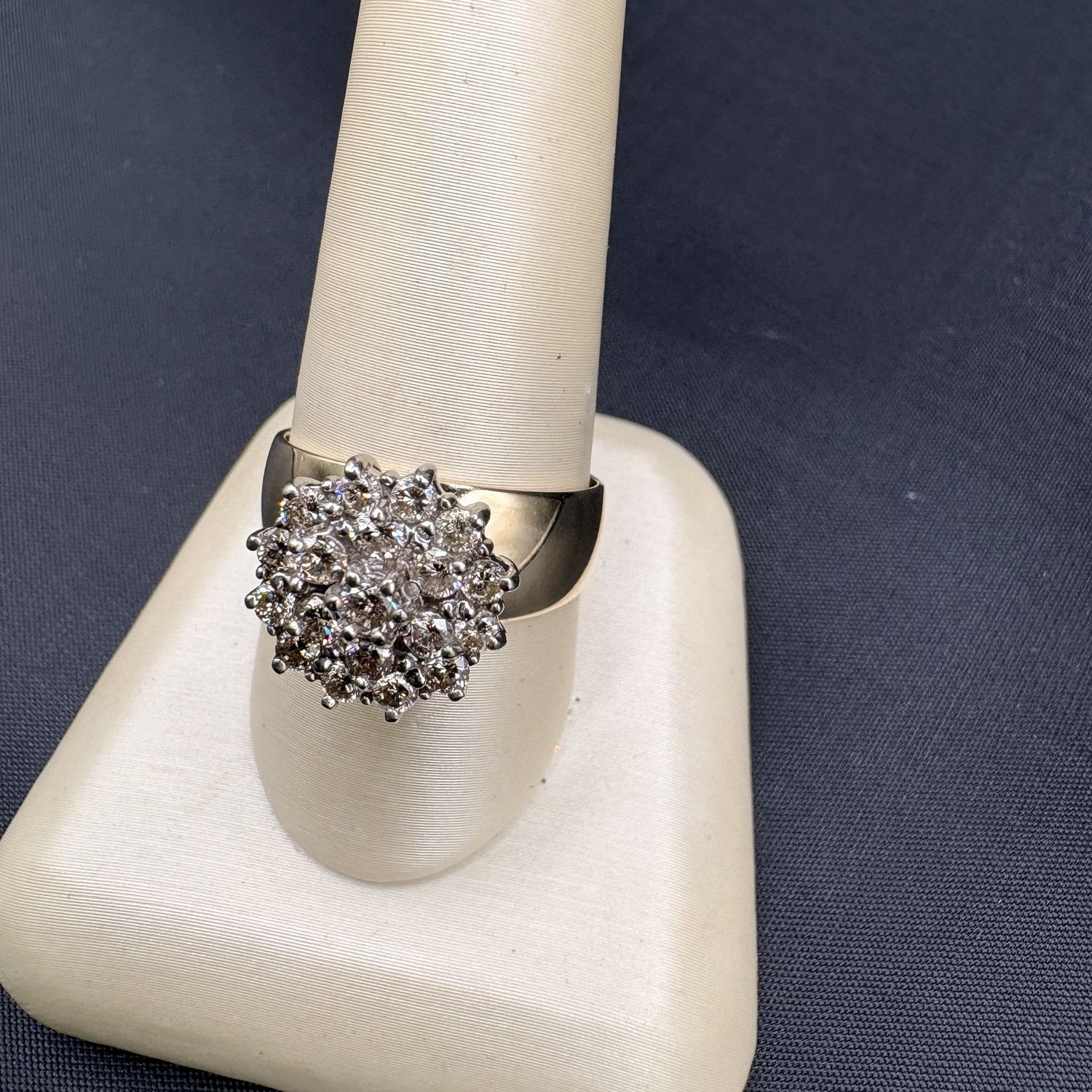 10K GORGEOUS 19 DIAMOND RING SIZE 9