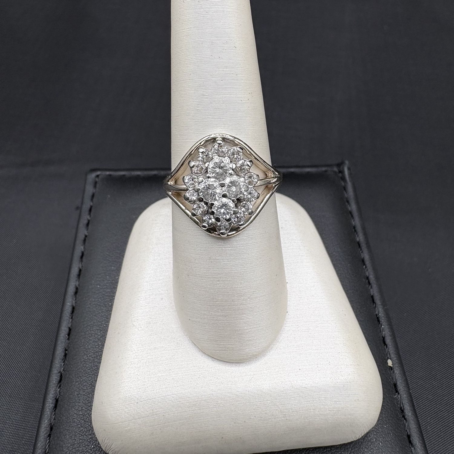 14K VINTAGE  DIAMOND CLUSTER RING SIZE 7