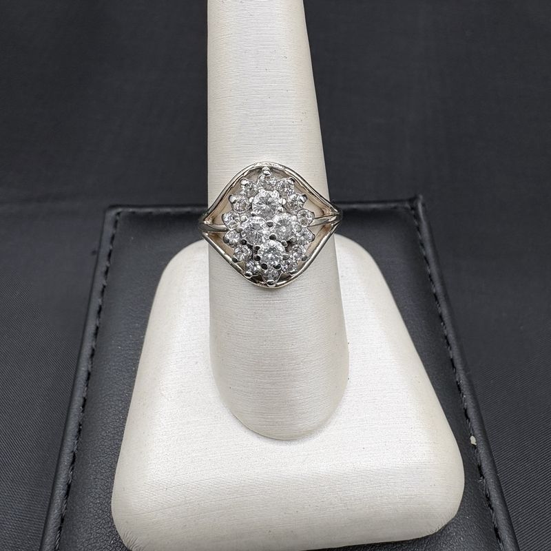 14K VINTAGE  DIAMOND CLUSTER RING SIZE 7