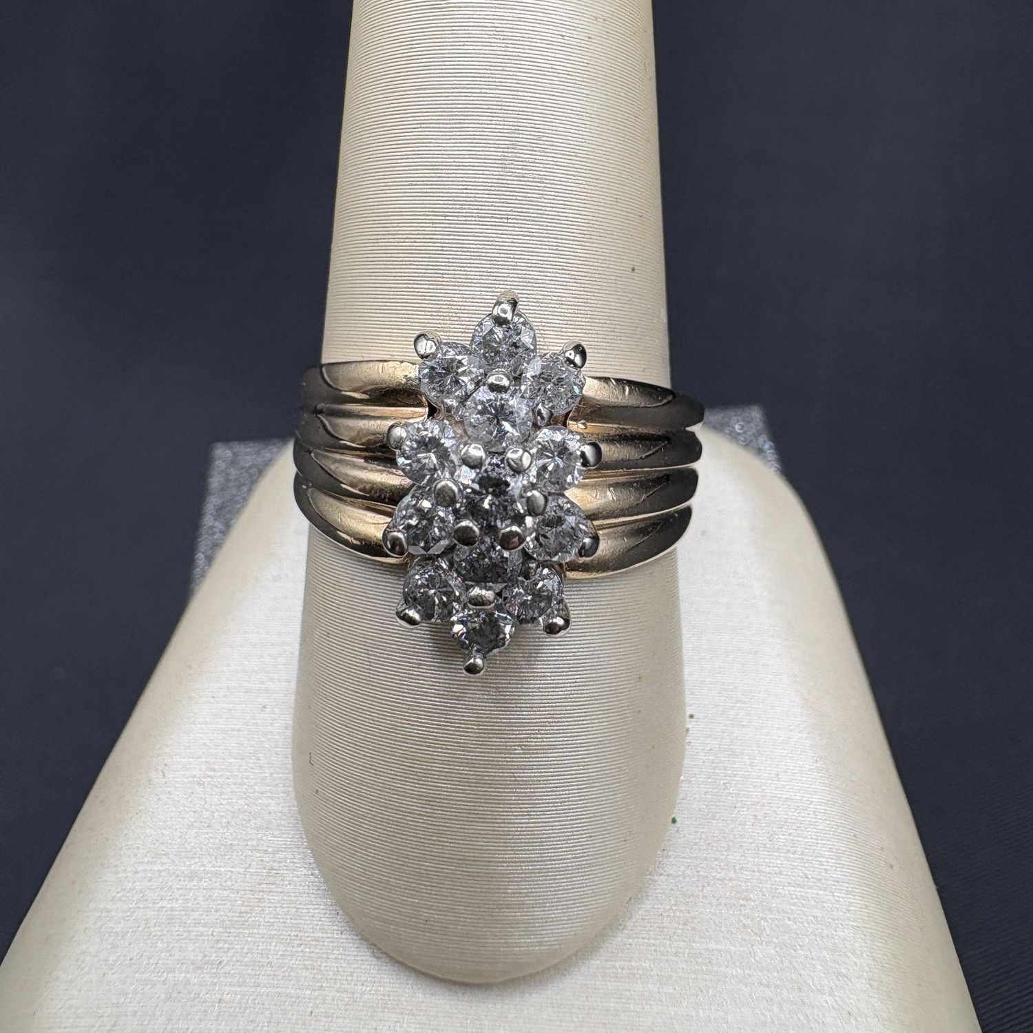 14K DIAMOND CLUSTER RING SIZE 8