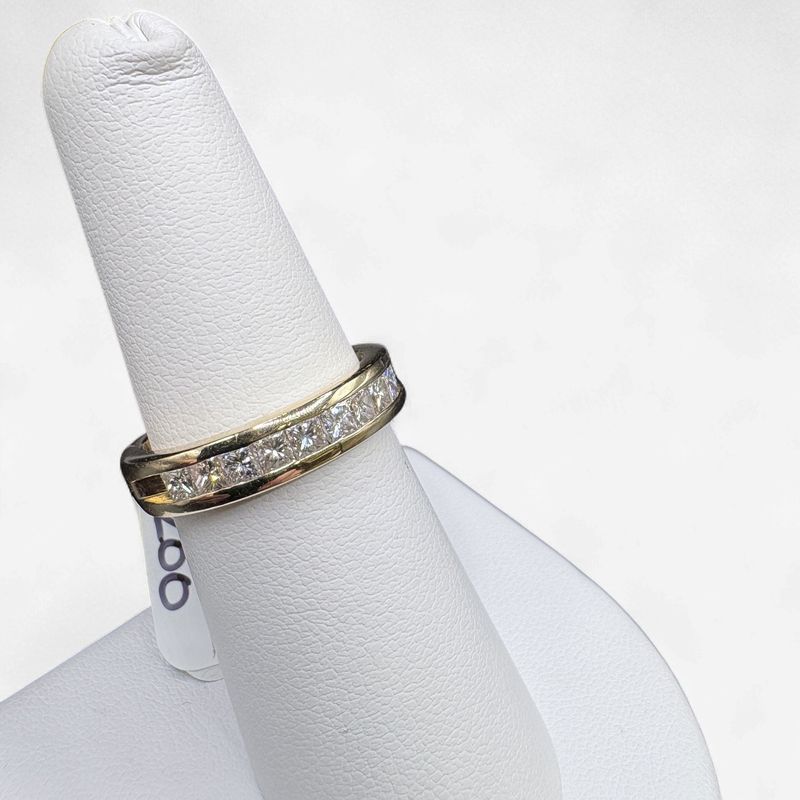 14K PRINCESS CUT APPROX 1CTW CHANNEL SETTING BAND SIZE 7