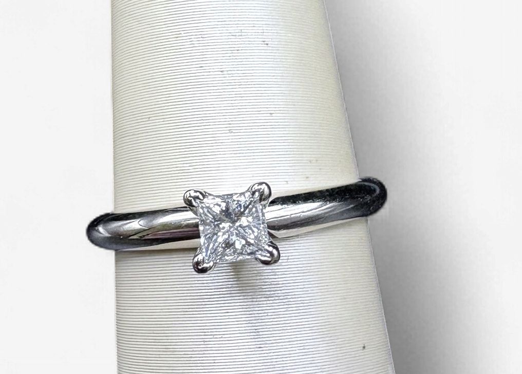 10K APROX 0.20CT NATURAL DIAMOND PRINCESS CUT, SIZE 4.75, 1.9G