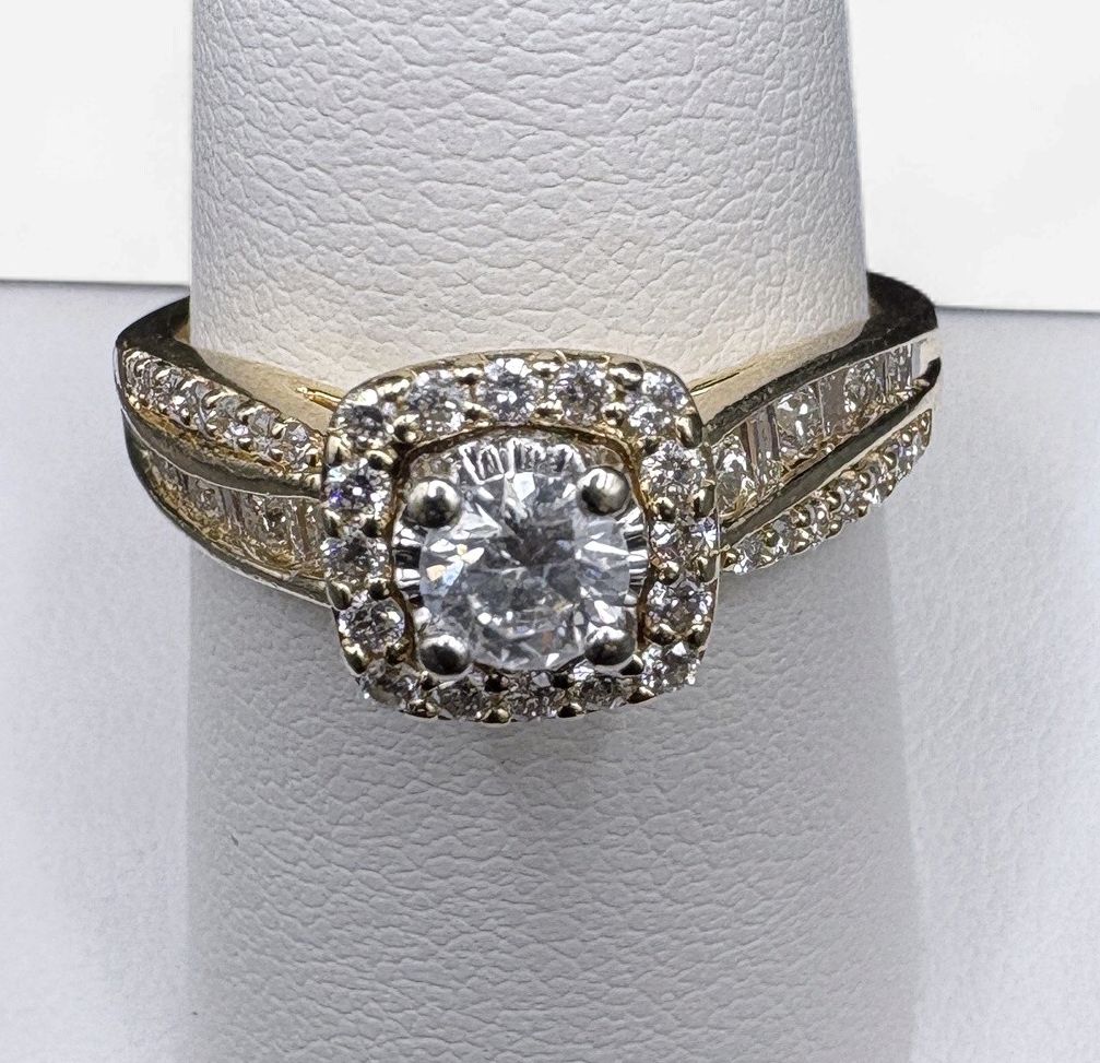 14KY 1 CTW NATURAL DIAMOND ENGAGEMENT RING- ROUND, HALO, BAGUETTE TWISTED BAND DESIGN, SIZE 9, 4.43G