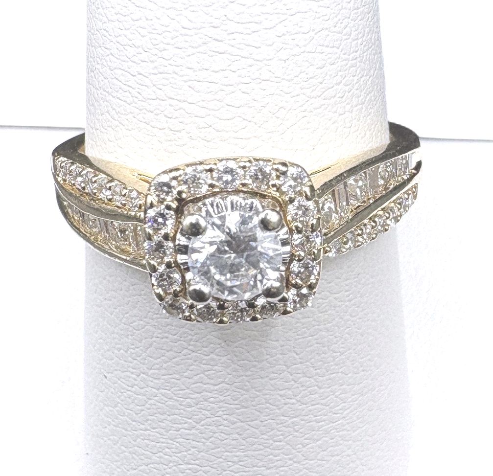 14KY 1 CTW NATURAL DIAMOND ENGAGEMENT RING- ROUND, HALO, BAGUETTE TWISTED BAND DESIGN, SIZE 9, 4.43G