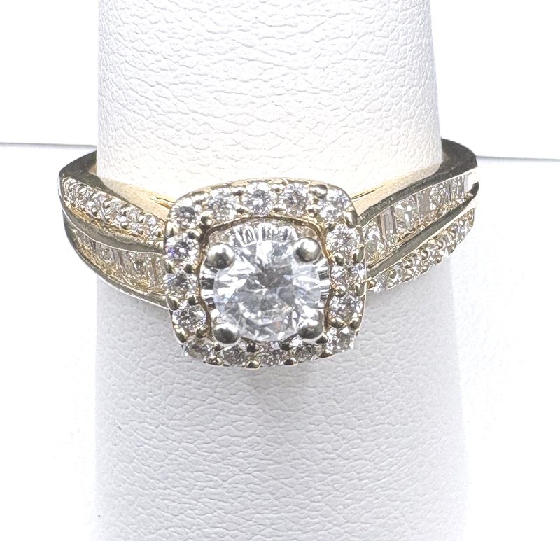 14KY 1 CTW NATURAL DIAMOND ENGAGEMENT RING- ROUND, HALO, BAGUETTE TWISTED BAND DESIGN, SIZE 9, 4.43G