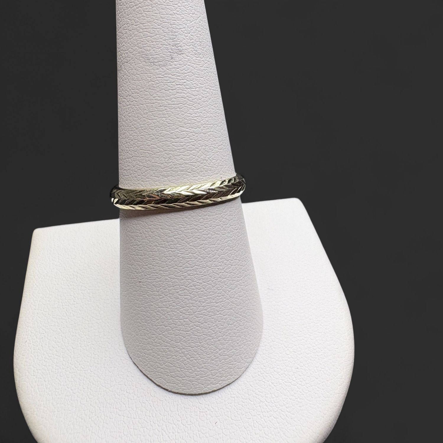 14K CHEVRON PATTERN BAND