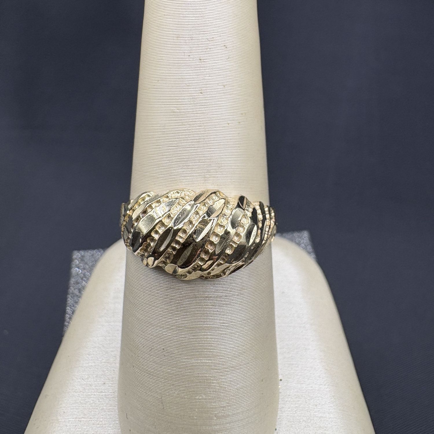 10K DIAMOND CUT DOME RING SIZE 7