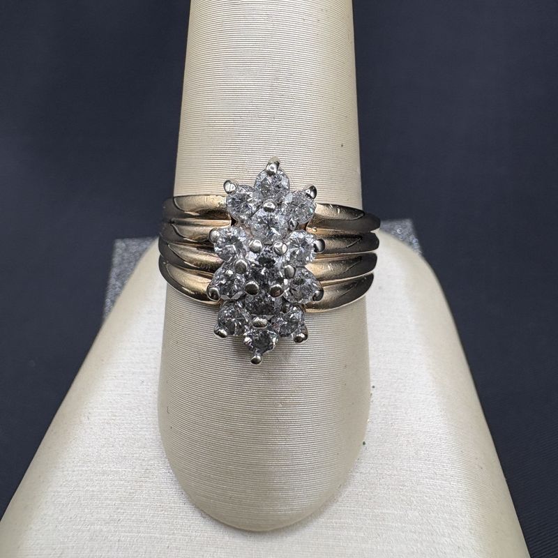 14K DIAMOND CLUSTER RING SIZE 8