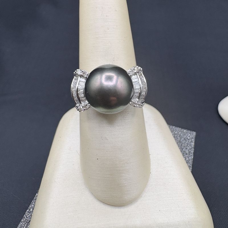18K TAHITIAN SOUTH SEA BLACK PEARL AND DIAMOND RING SIZE 6.5