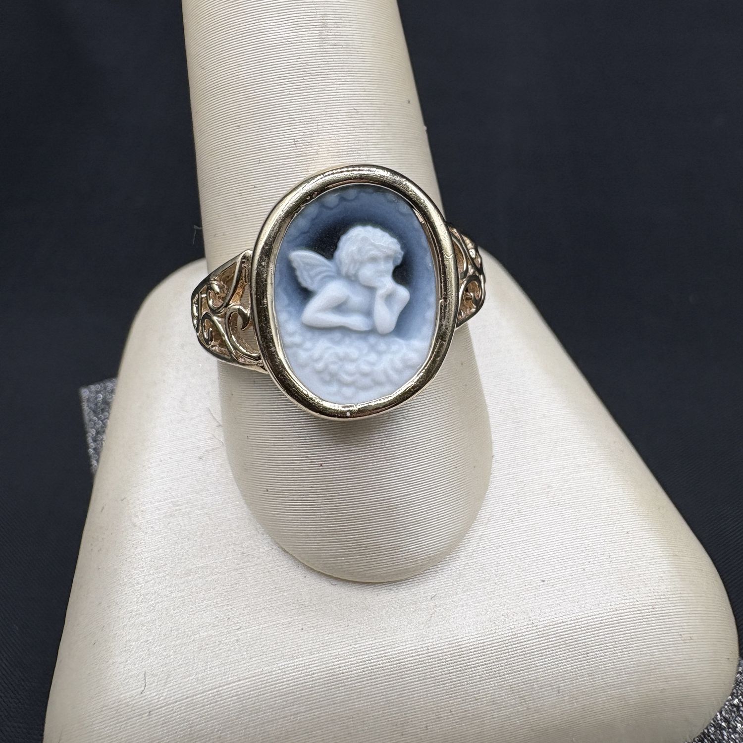 10K BLUE ANGEL OVAL CAMEO RING SIZE 9