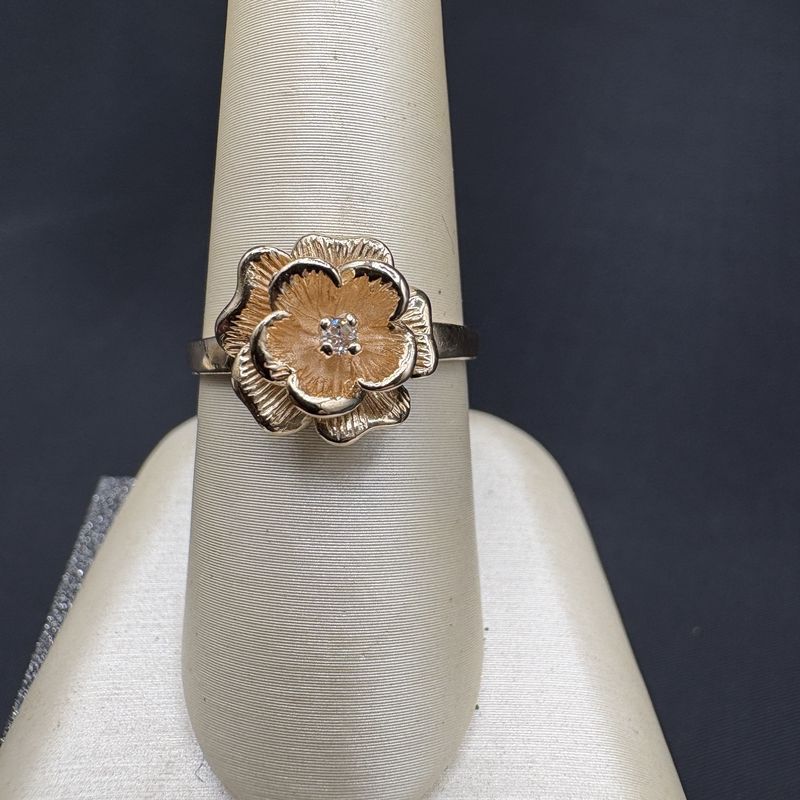 14K FLORAL RING W DIAMOND CENTER RING SIZE 7