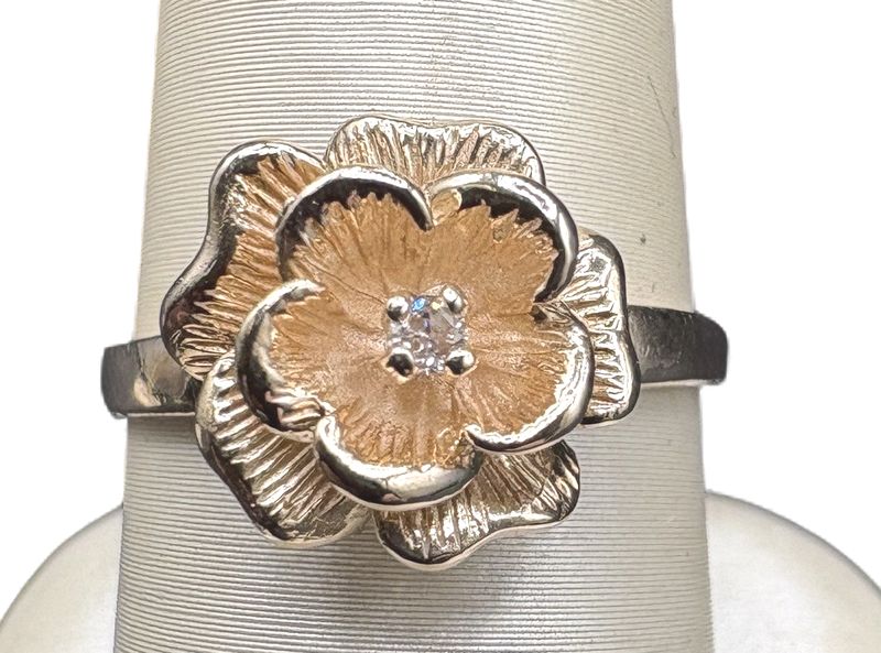 14K FLORAL RING W DIAMOND CENTER RING SIZE 7