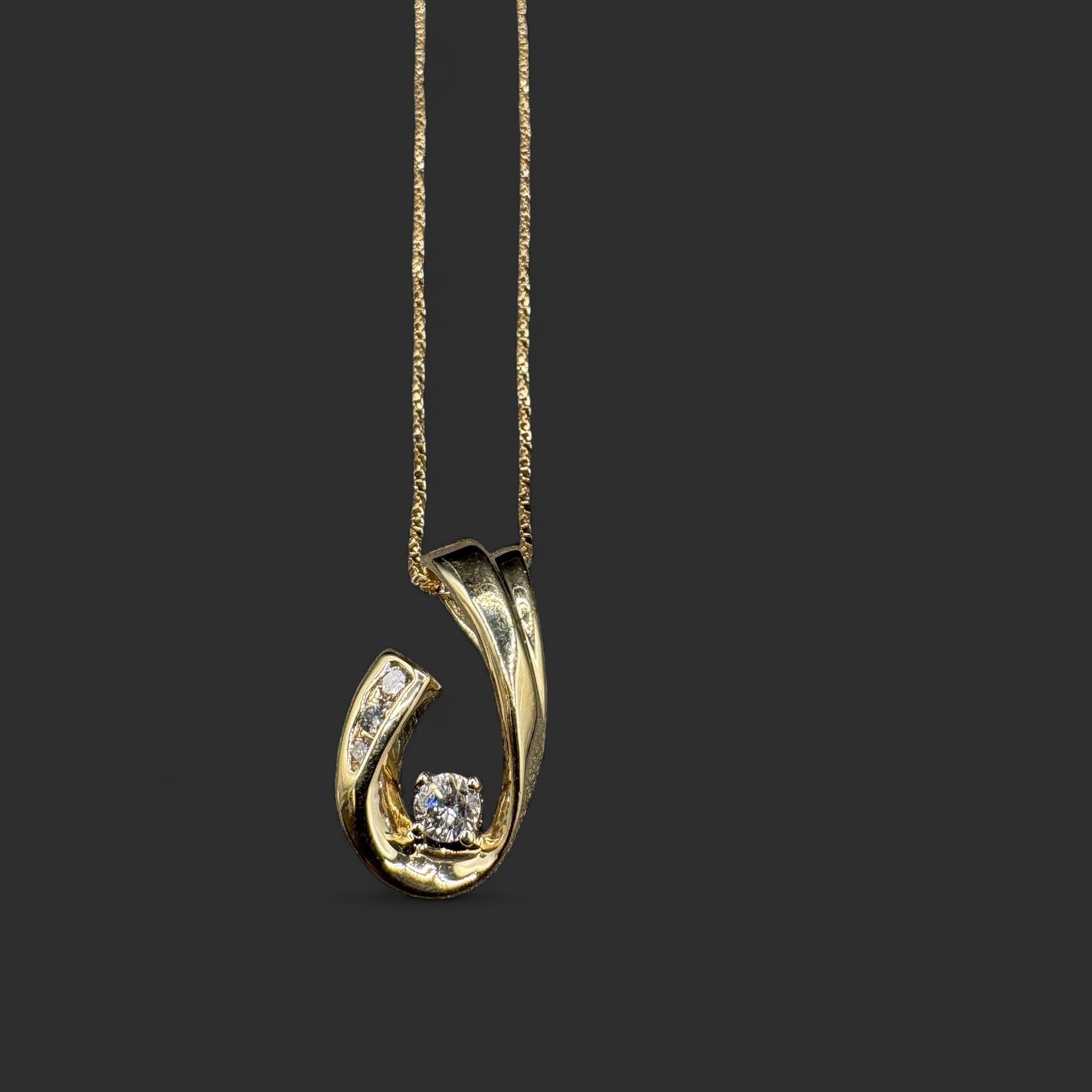 17" TWISTED BOX CHAIN WITH HOOK &amp; DIAMOND PENDANT