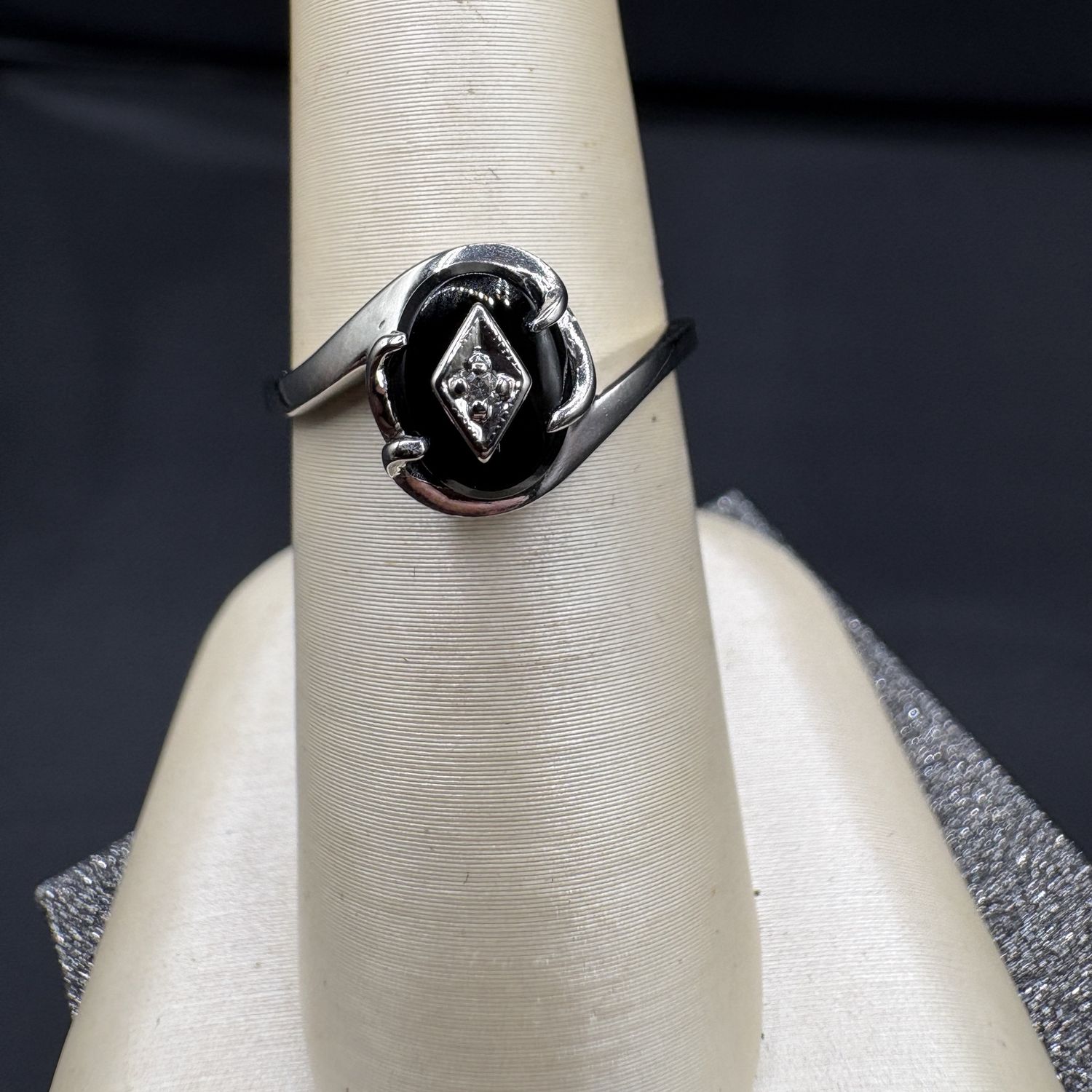 10K BLACK ONYX OVAL RING SIZE 6