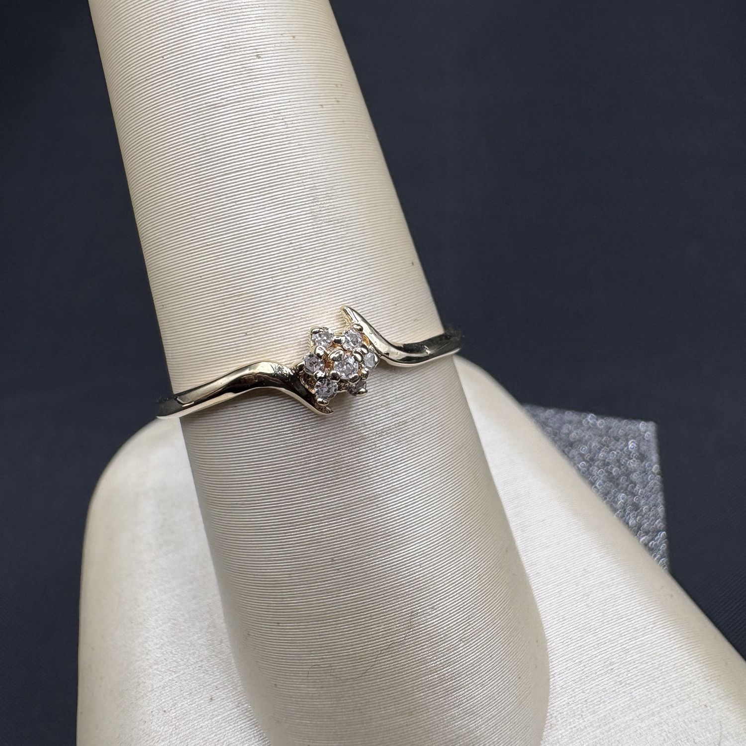 10K DIAMOND FLOWER RING SIZE 8