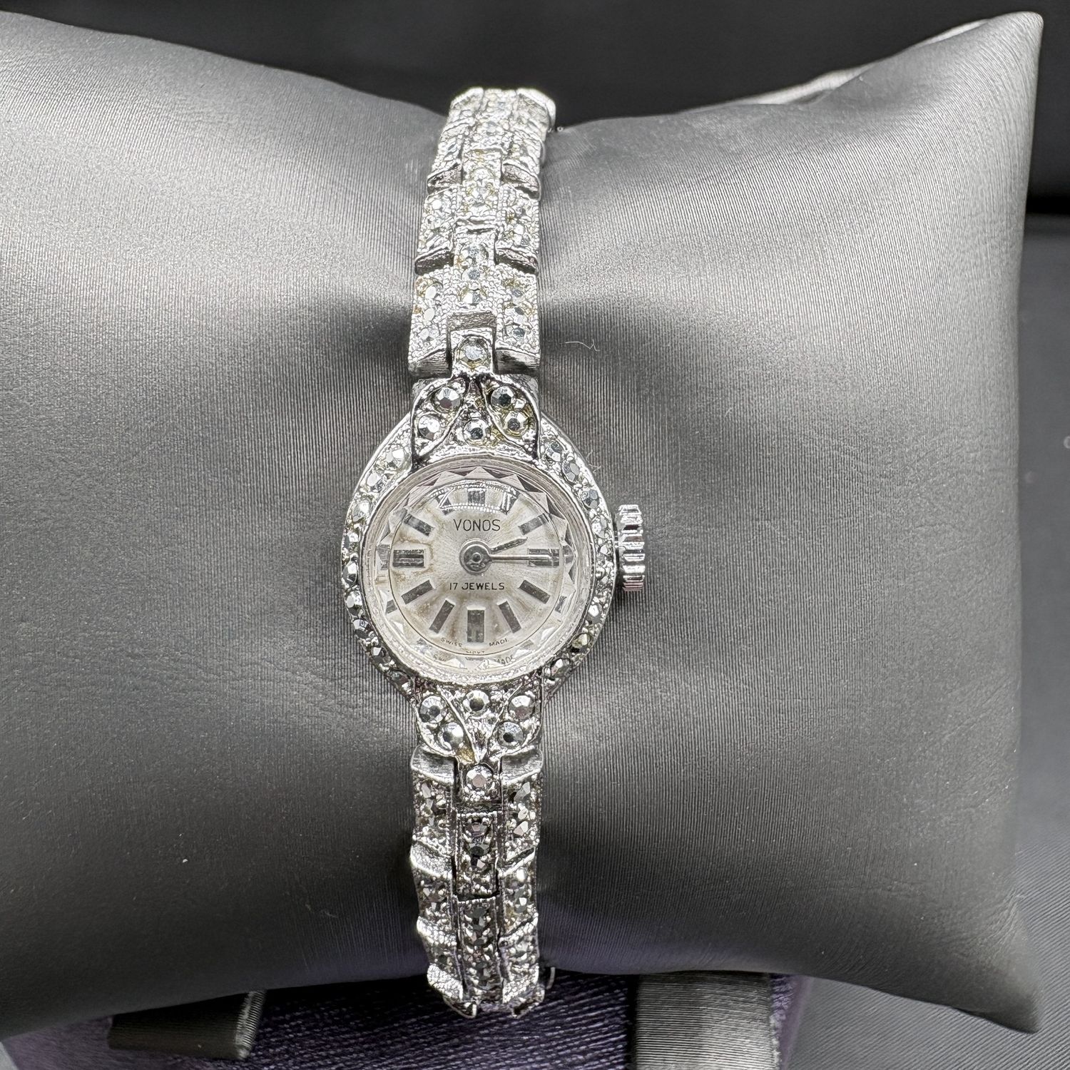 LADIES VONOS 17 JEWELS SWISS WATCH