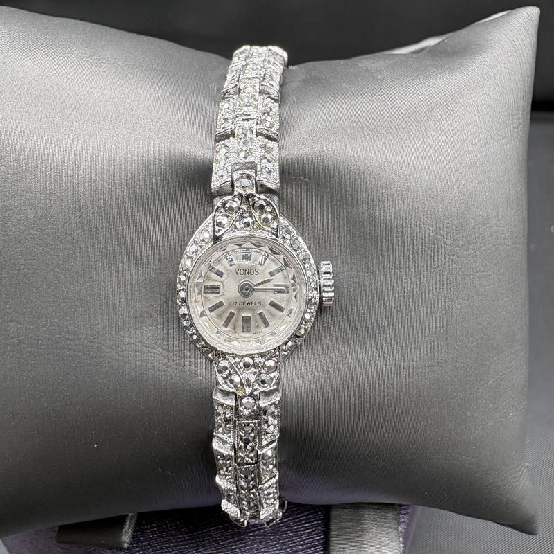 LADIES VONOS 17 JEWELS SWISS WATCH