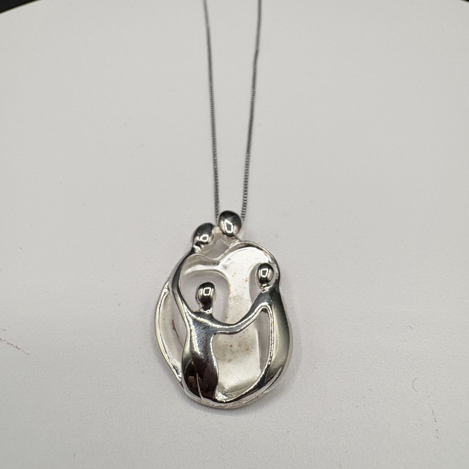 STERLING FAMILY OF 4 SCULPTURE PENDANT WITH 20" CHAIN