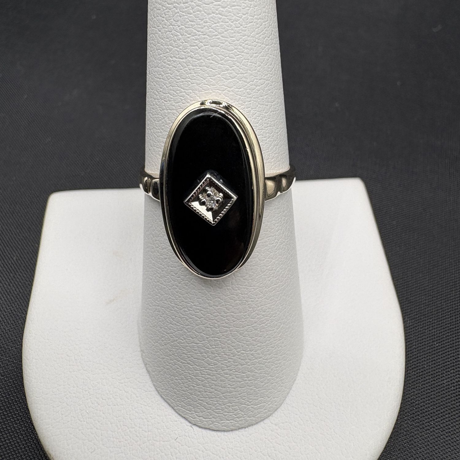 10K OVAL ONYX W/DIAMOND ACCENT RING/YELLOW GOLD SIZE 8