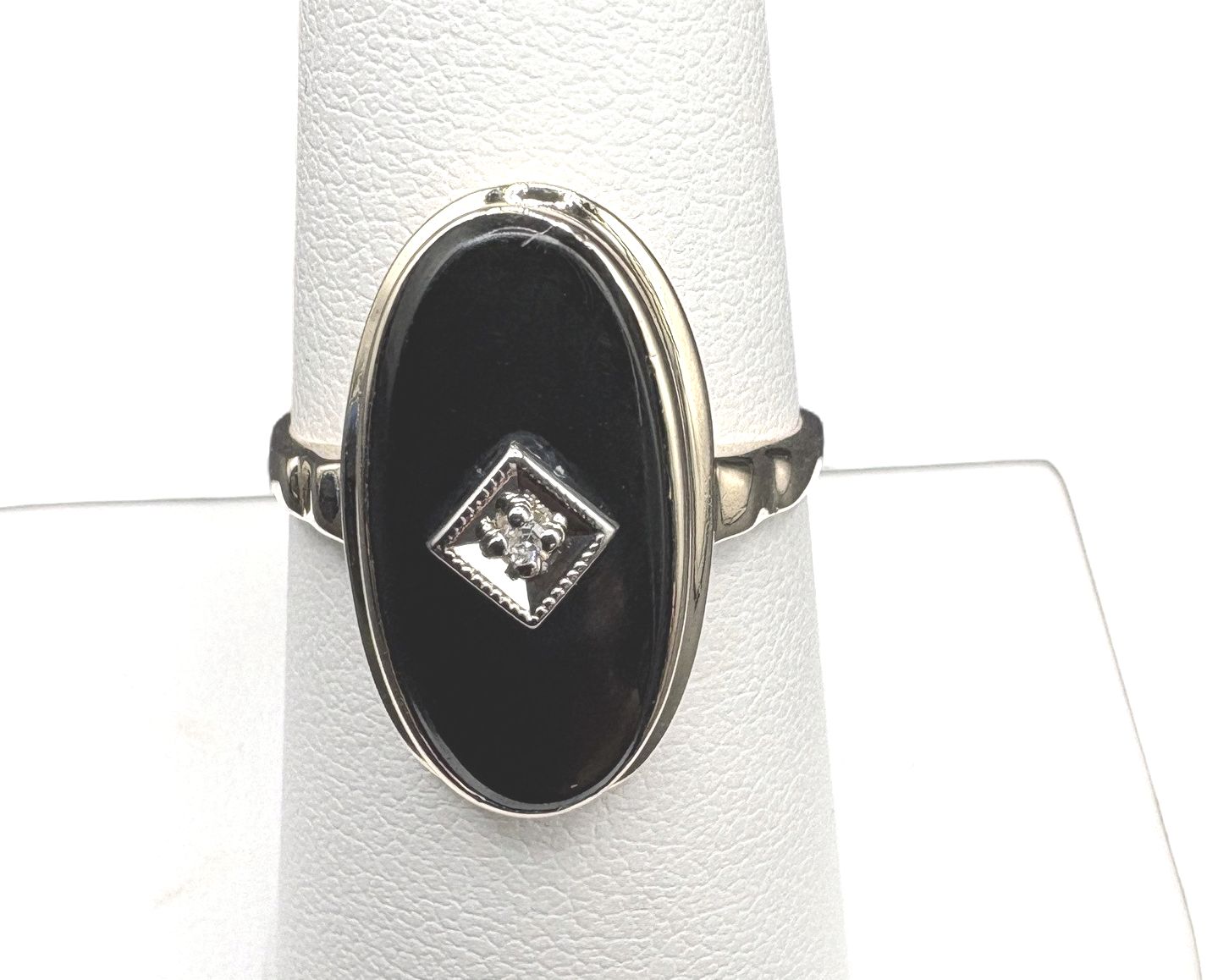 10K OVAL ONYX W/DIAMOND ACCENT RING/YELLOW GOLD SIZE 8