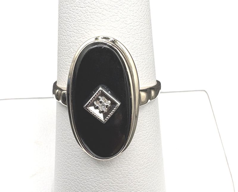 10K OVAL ONYX W/DIAMOND ACCENT RING/YELLOW GOLD SIZE 8