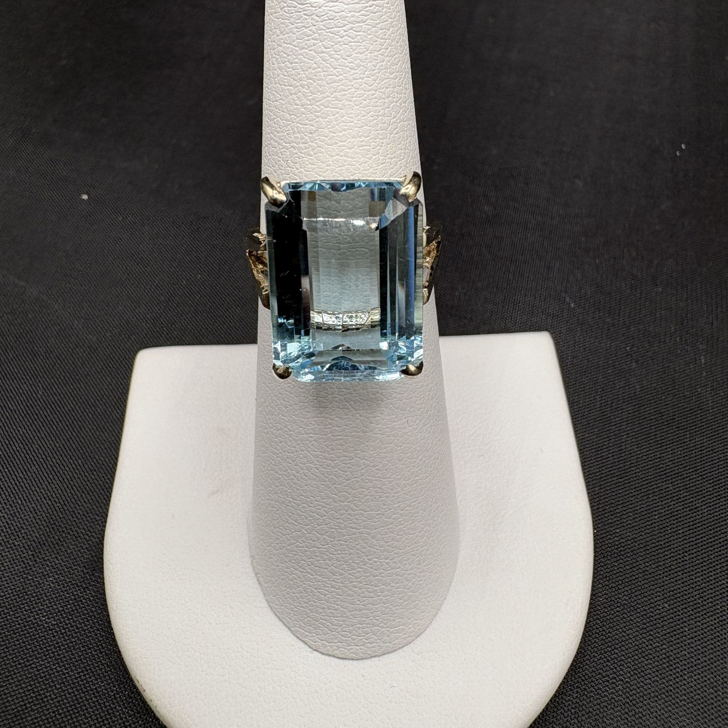 14K BLUE TOPAZ RING/YELLOW GOLD SIZE 5.5