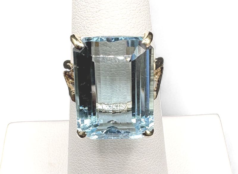 14K BLUE TOPAZ RING/YELLOW GOLD SIZE 5.5