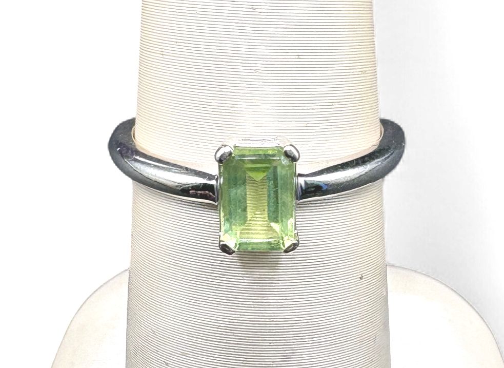 14K EMERALD CUT PERIDOT/WHITE GOLD RING SIZE 5