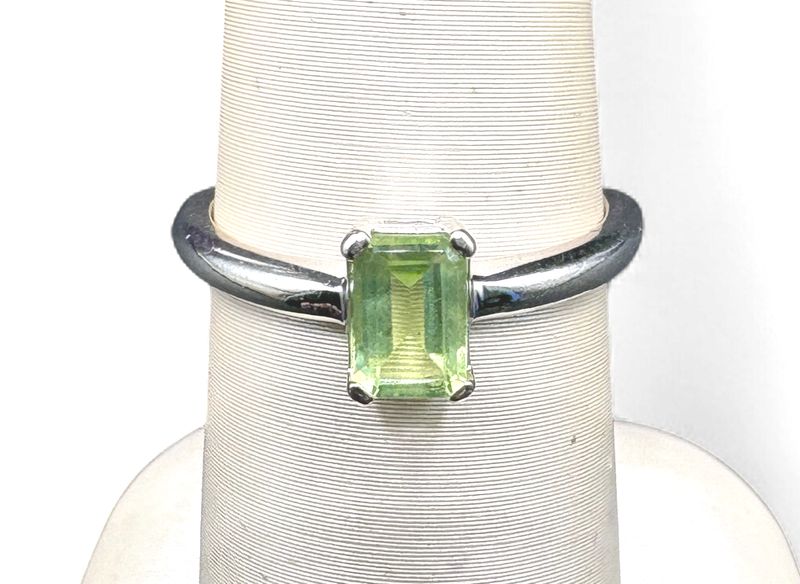 14K EMERALD CUT PERIDOT/WHITE GOLD RING SIZE 5