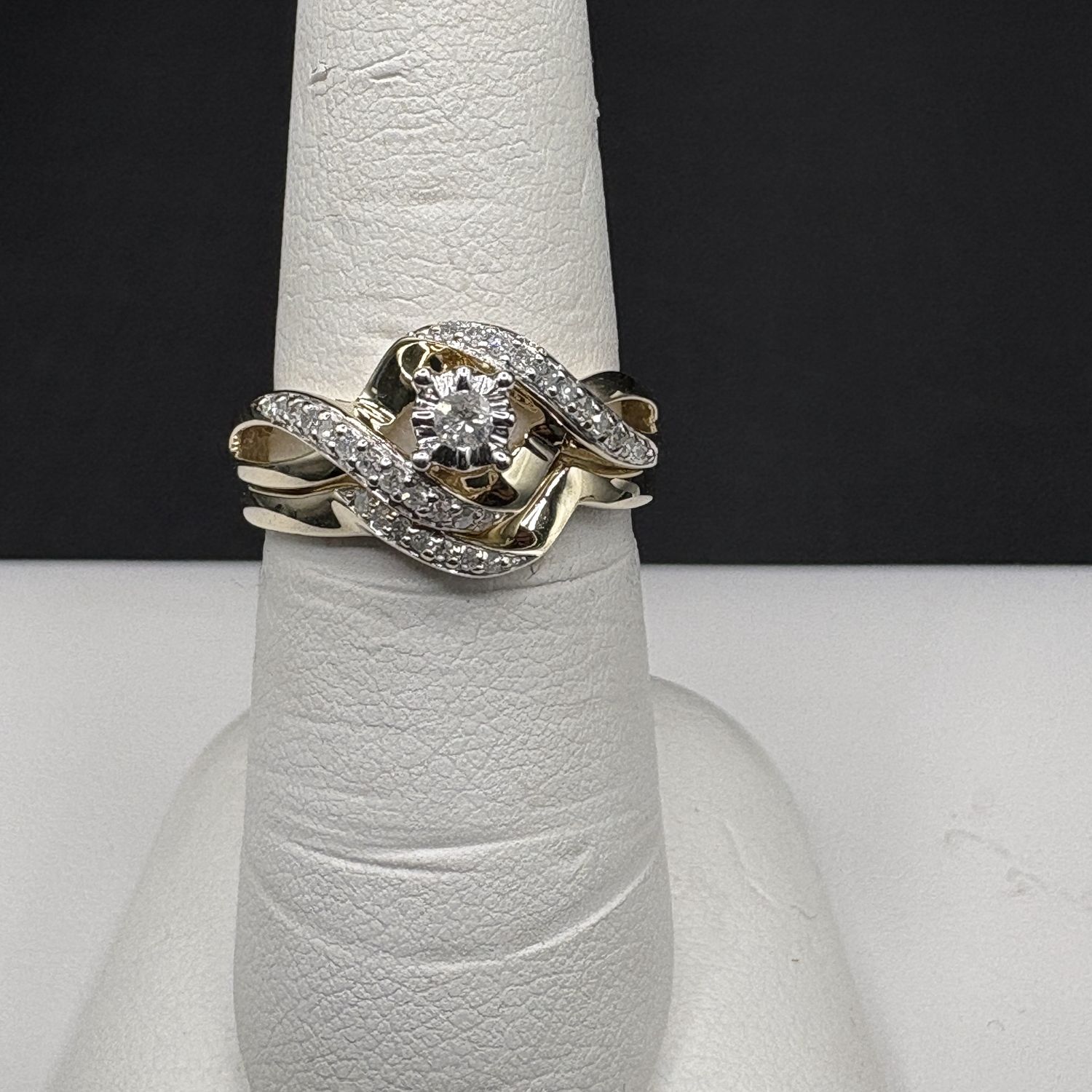 10K WEDDING SET IN YELLOW GOLD RING SIZE 7