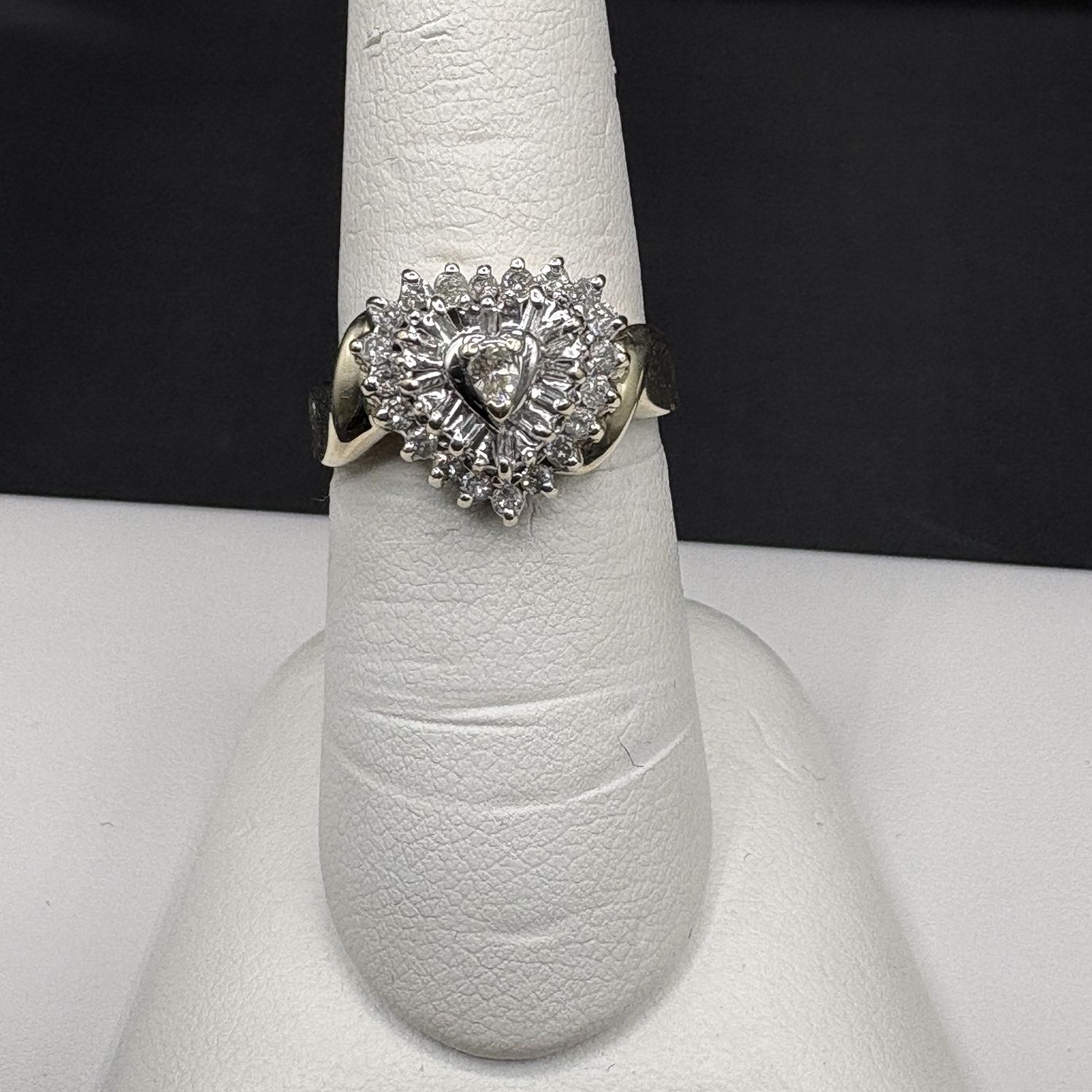 10K HEART DIAMOND RING IN YELLOW GOLD  SIZE 7