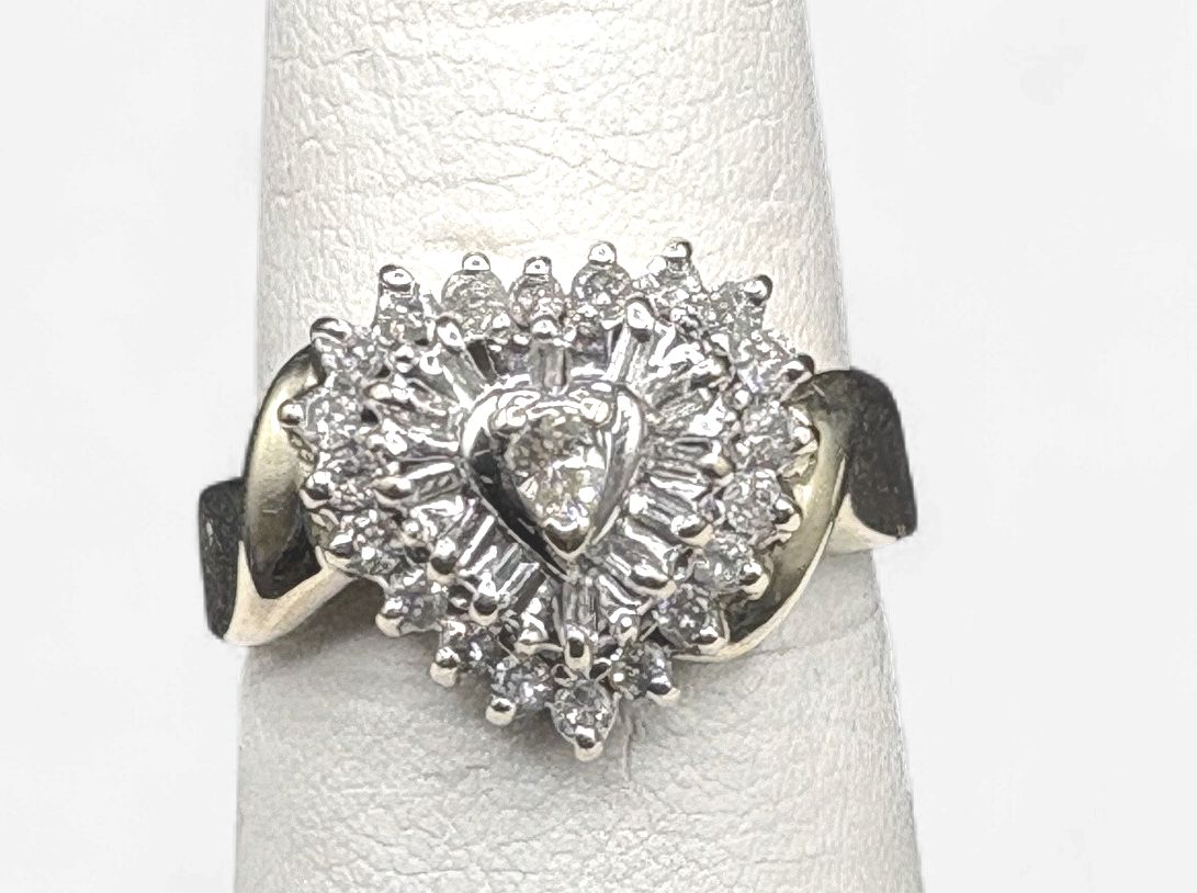 10K HEART DIAMOND RING IN YELLOW GOLD  SIZE 7