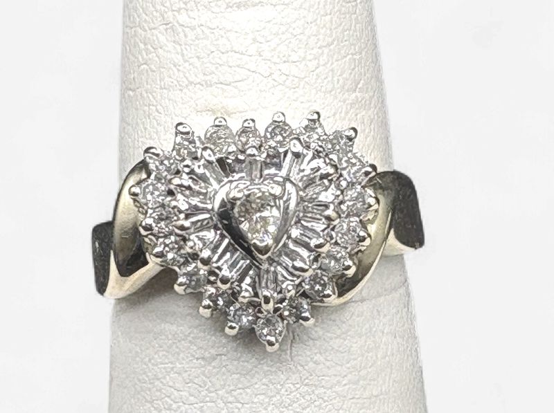 10K HEART DIAMOND RING IN YELLOW GOLD  SIZE 7