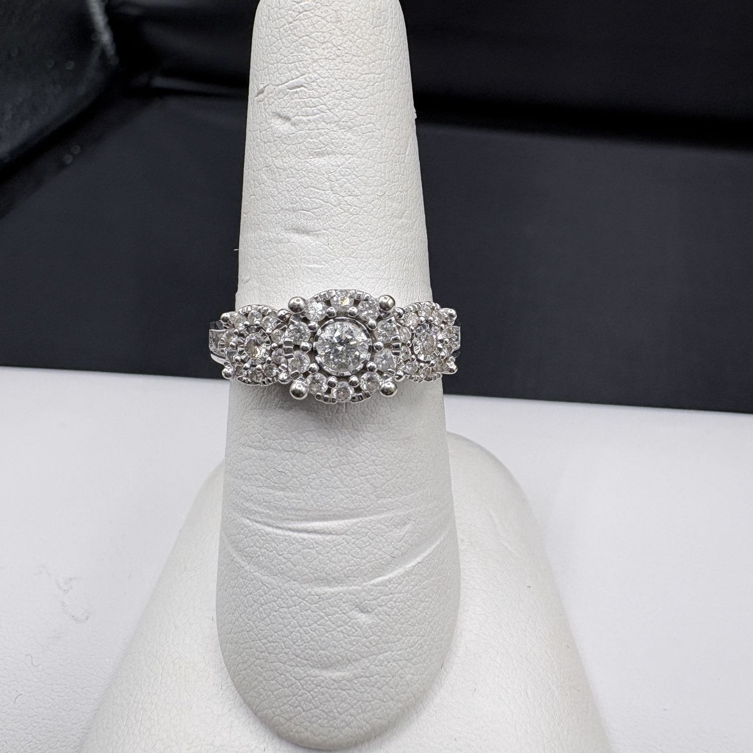 14K DIAMOND CLUSTER RING SIZE 7