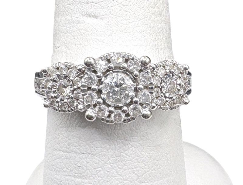 14K DIAMOND CLUSTER RING SIZE 7
